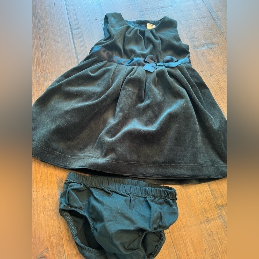 🌟SALE🌟 Carters emerald green dress with bottoms size 9 Months